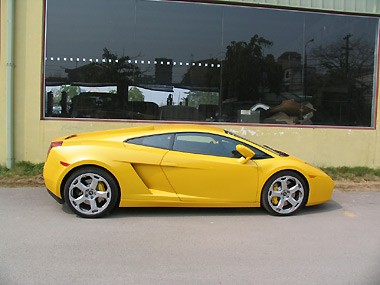 Thêm một số hình ảnh về chiếc Lamborghini Gallardo màu vàng tại Hà Nội